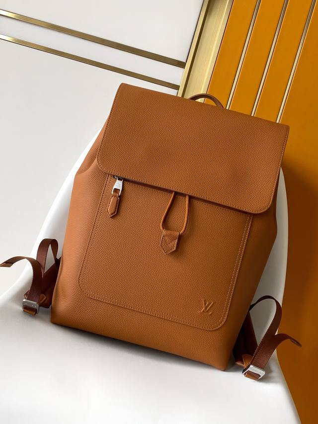 210 Chip M15262 Black 26023 Brown Fastline backpack is crafted from soft and dur