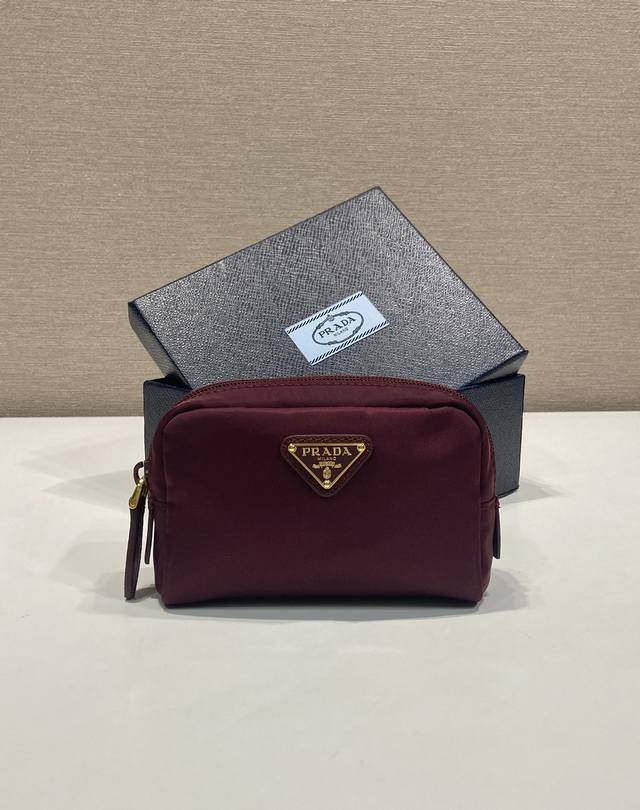 Small Clutch 1Na339 K Gold New Arrival This clutch is crafted from innovative Pr