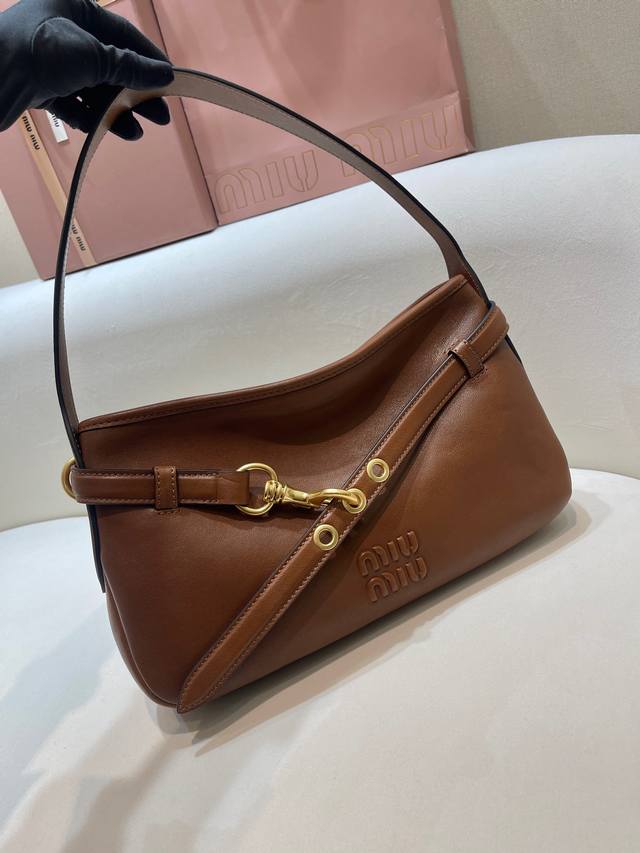 New 5Bc182 Small Size Inspired by this iconic design, the Aventure handbag trans