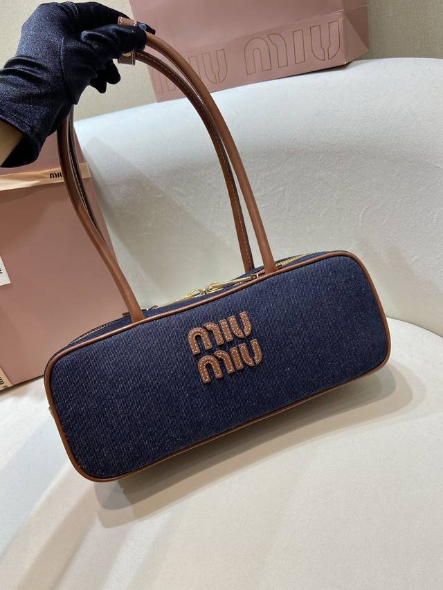 New Denim 5Bb173 Small The neutral tone of the denim, accented with contrasting