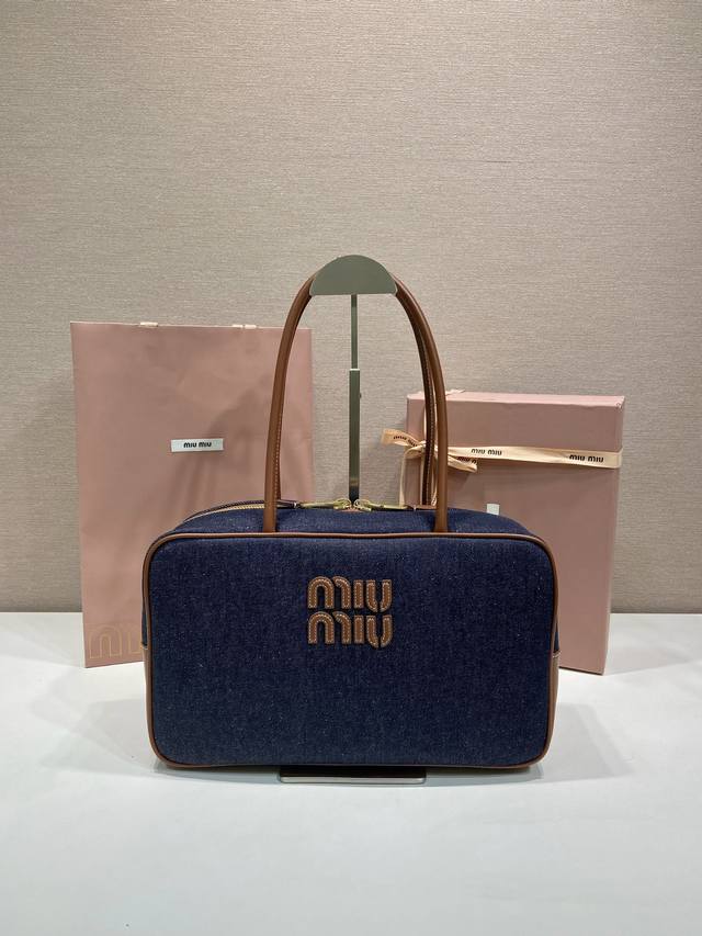 New Canvas 5Bb163 The neutral tones of denim, accented with contrasting leather