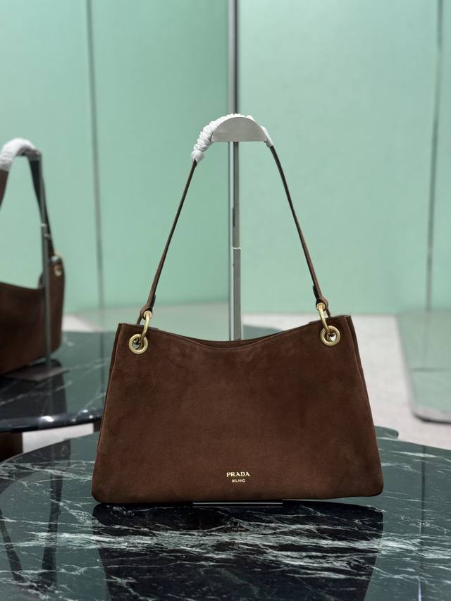 Suede Shoulder Bag The sophisticated and modern Etude handbag features a geomet