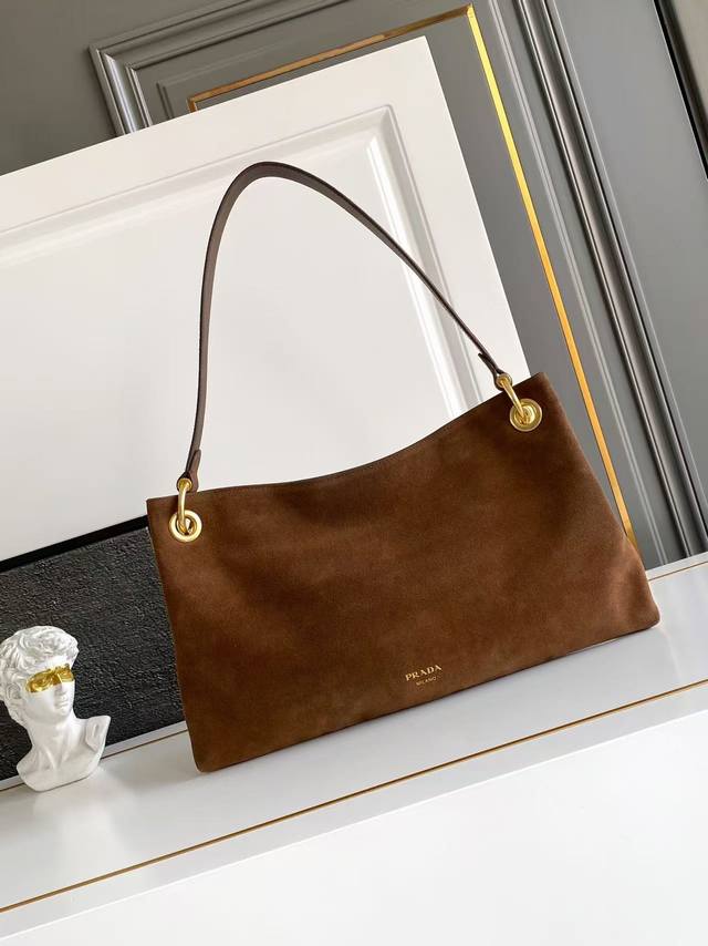 The sophisticated and modern Etude handbag features a geometric silhouette with
