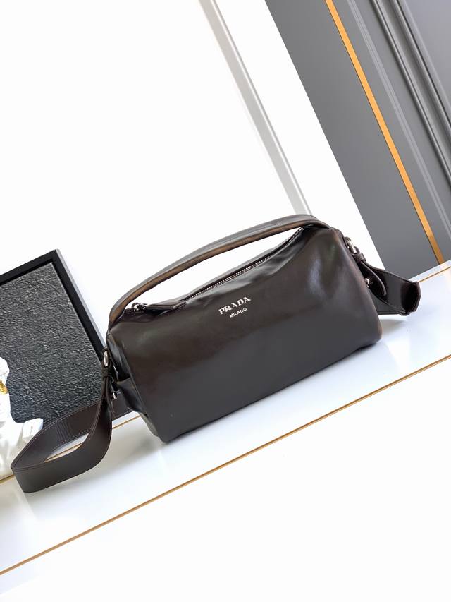 New Boston Distressed Leather Bag. This stylish and compact Boston handbag draw