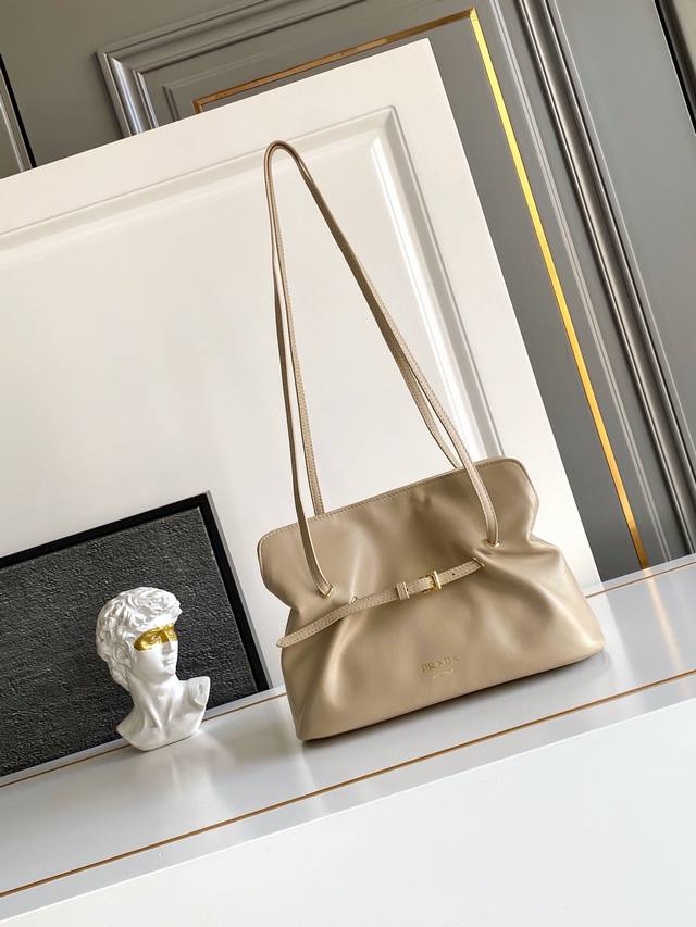 New Cloud Bag. This shoulder bag is made of sheepskin leather, with a matching