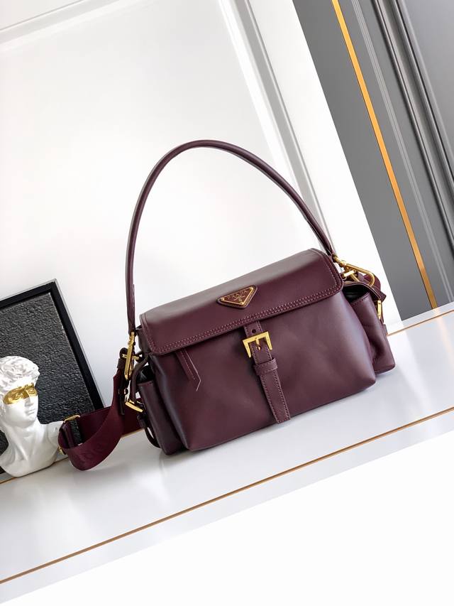 New Messenger Bag. This handbag perfectly blends sophistication and functionali