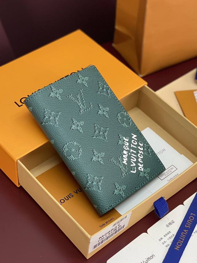 Factory Price p M26831 Silkscreen Green! Passport! This passport holder feature