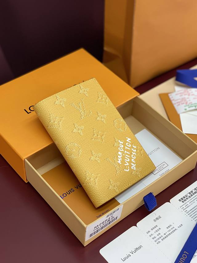 Factory Price p M26831 Silkscreen Yellow! Passport! This passport holder feature