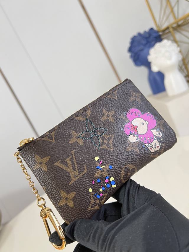 Factory Price p Top-Tier Original M27045 This compact Pochette Cl