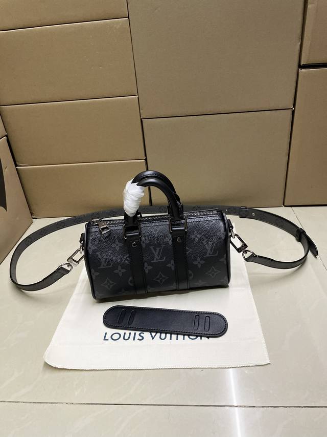 High-quality M45947 Top-grain genuine leather, premium workmanship, chip code s