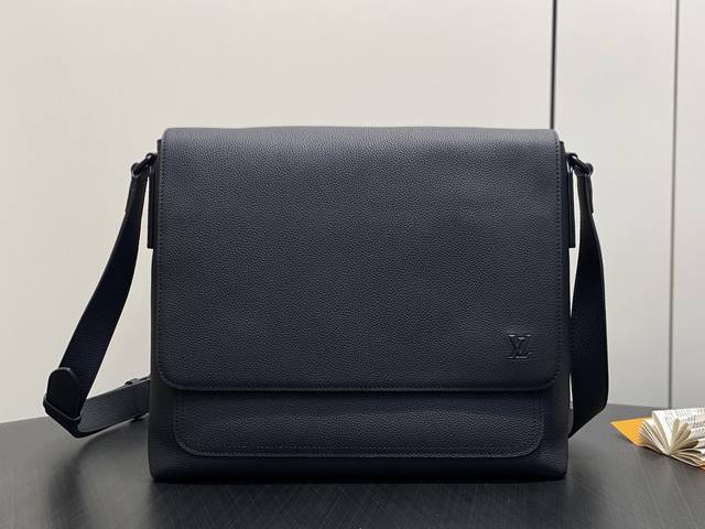 Original Quality M15268 Black Full Leather Men's Speed Messenger Bag. Made of su