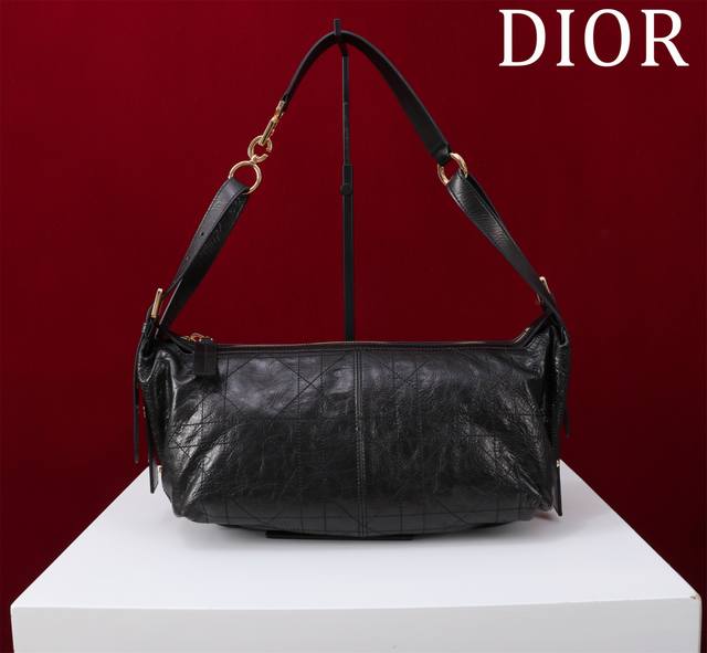 Medium ( ) Dimensions: 33*16*15cm The D-Journey handbag is a new addition to th