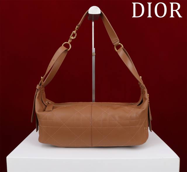 Medium Plain Leather Dimensions: 33*16*15cm The D-Journey handbag is a new addi