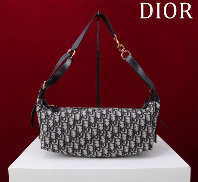 Medium Monogram Canvas Bag ( ) Size: 25*14*14cm The D-Journey handbag is a new