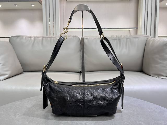 This D-Journey handbag is a new addition to the collection, making a stunning d