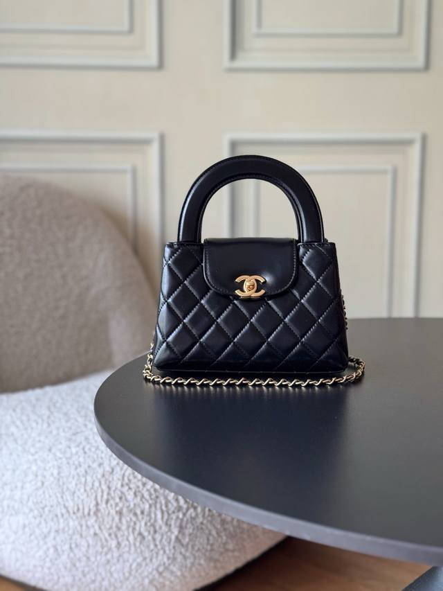 24A Kelly Handle Bag, Black. Fashion is cyclical; the highly sought-after vintag