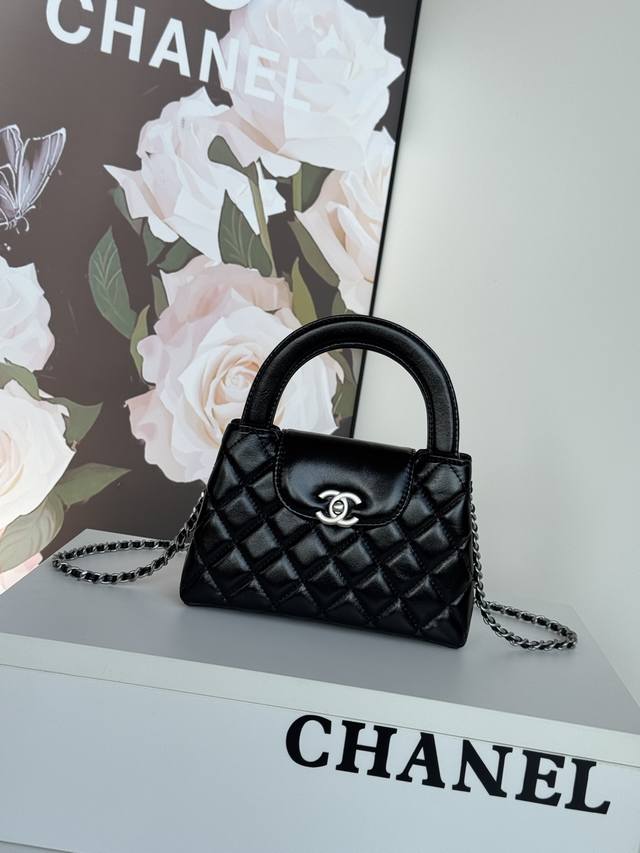 Exquisite Chanel 24 New Arrival! The all-black Chanel 24 Fall/Winter Collection