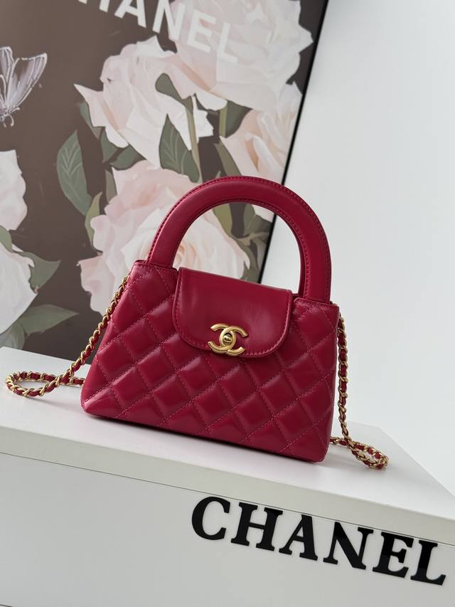 Exquisite Chanel 24 New Arrival! The all-black Chanel 24 Fall/Winter Collection