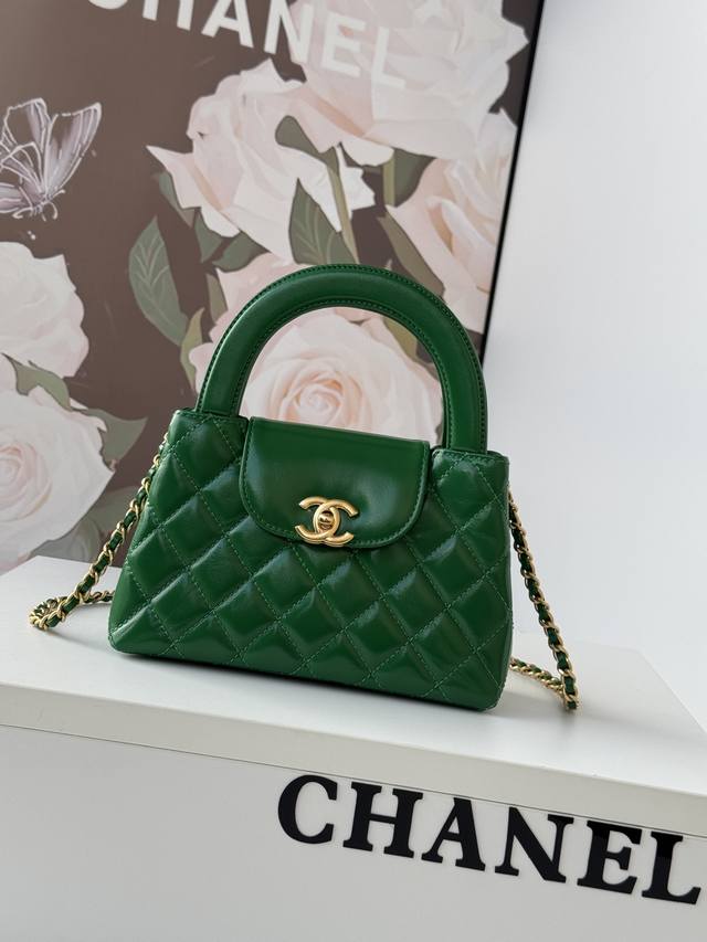 Exquisite Chanel 24 New Arrival! The all-black Chanel 24 Fall/Winter Collection