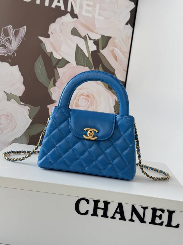 Exquisite Chanel 24 New Arrival! The all-black Chanel 24 Fall/Winter Collection