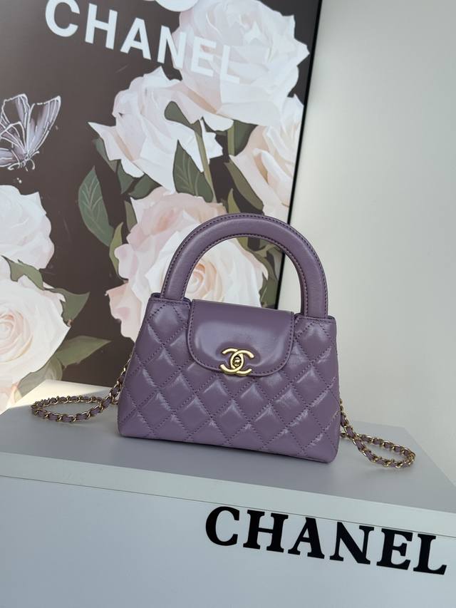 Exquisite Chanel 24 New Arrival! The all-black Chanel 24 Fall/Winter Collection