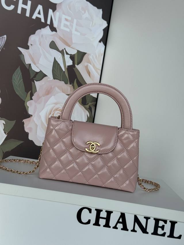 Exquisite Chanel 24 New Arrival! The all-black Chanel 24 Fall/Winter Collection