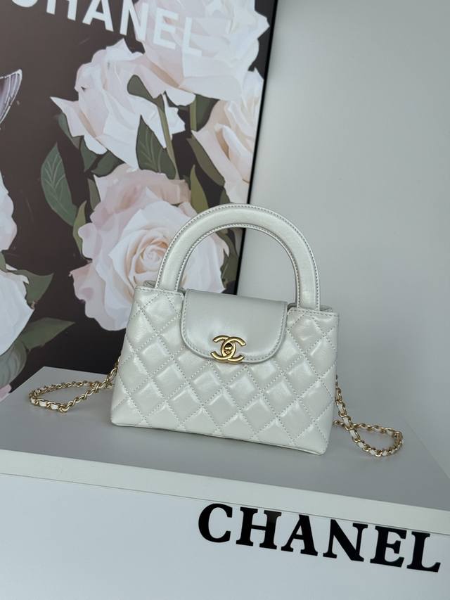 Exquisite Chanel 24 New Arrival! The all-black Chanel 24 Fall/Winter Collection