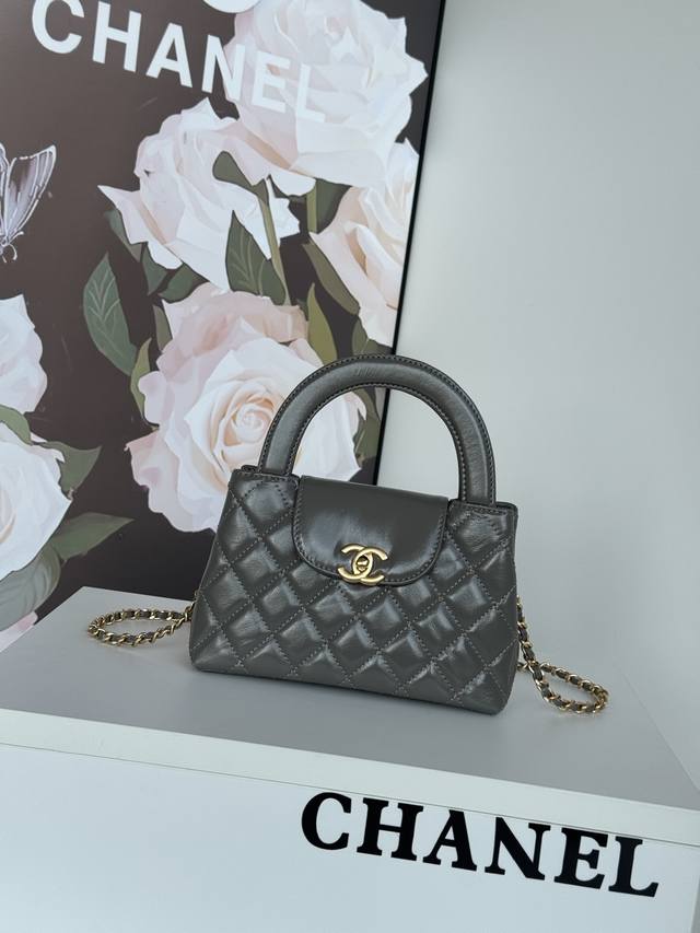 Exquisite Chanel 24 New Arrival! The all-black Chanel 24 Fall/Winter Collection