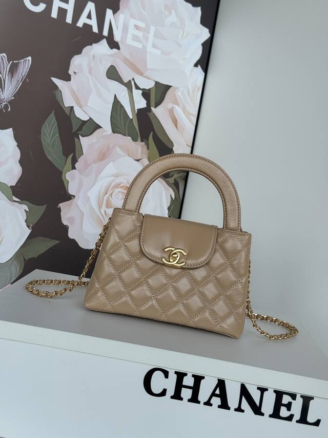 Exquisite Chanel 24 New Arrival! The all-black Chanel 24 Fall/Winter Collection