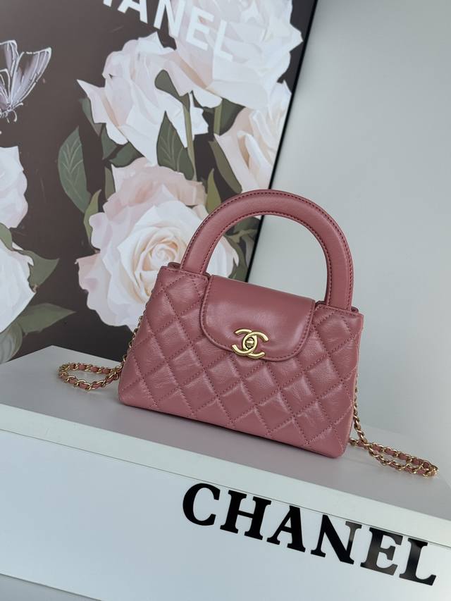 Exquisite Chanel 24 New Arrival! The all-black Chanel 24 Fall/Winter Collection