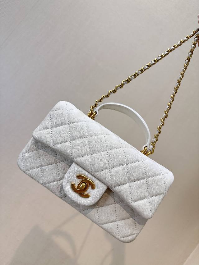 2431 The bag is made of ant-patterned cowhide, with a square shape that's irresi