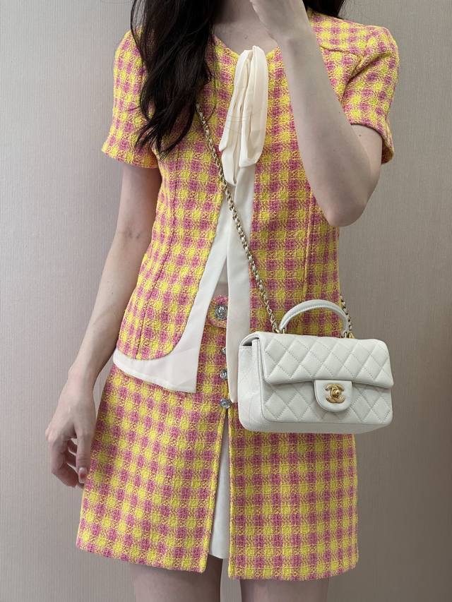 2431 White ant-patterned leather handle top