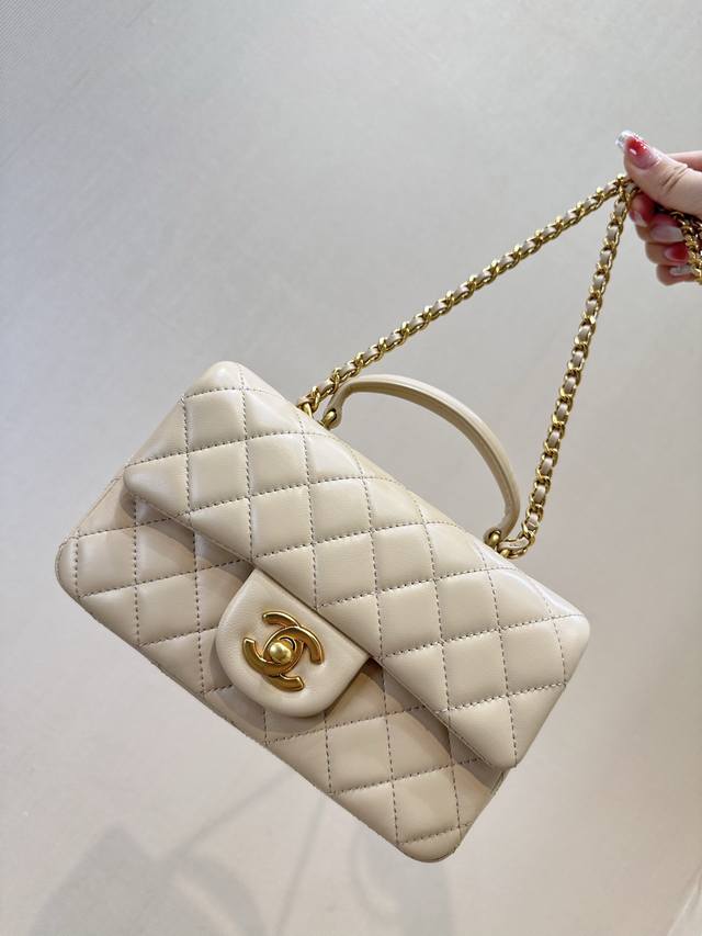 2431 is still a classic design. The Chanel-style handle is considered a symbol o