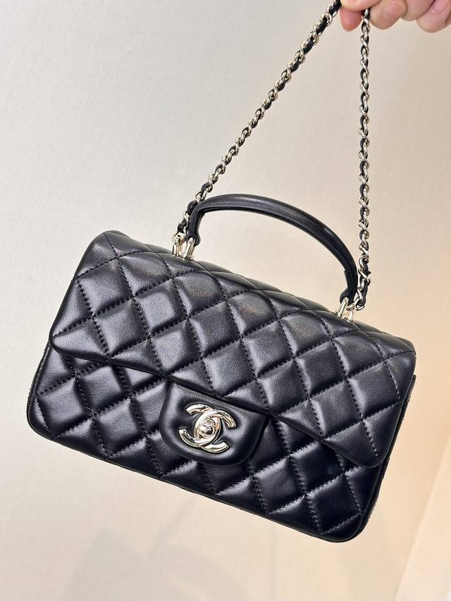 2431 Real photos of the leather handle version. Made of imported Italian lambski