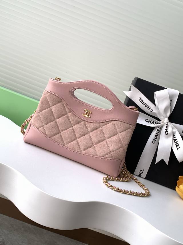 25B's 31Bag, made of lambskin and suede, is incredibly popular and looks absolut