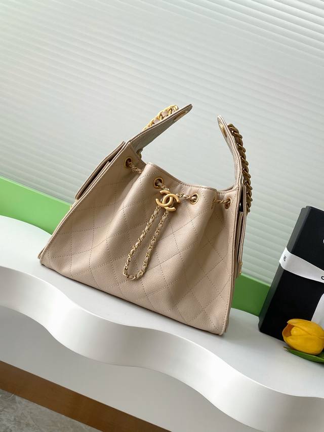 25C Chanel Hobo shoulder bag, small size, with a quilted design and classic blac