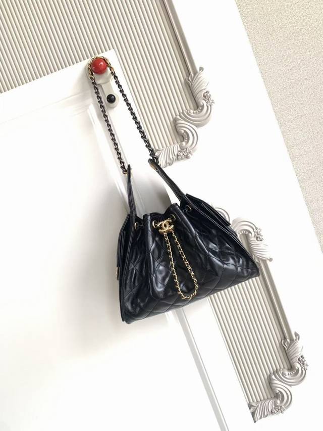 As5293 Chanel 25C : Another bag named after a year. This Chanel Hobo bag, made o