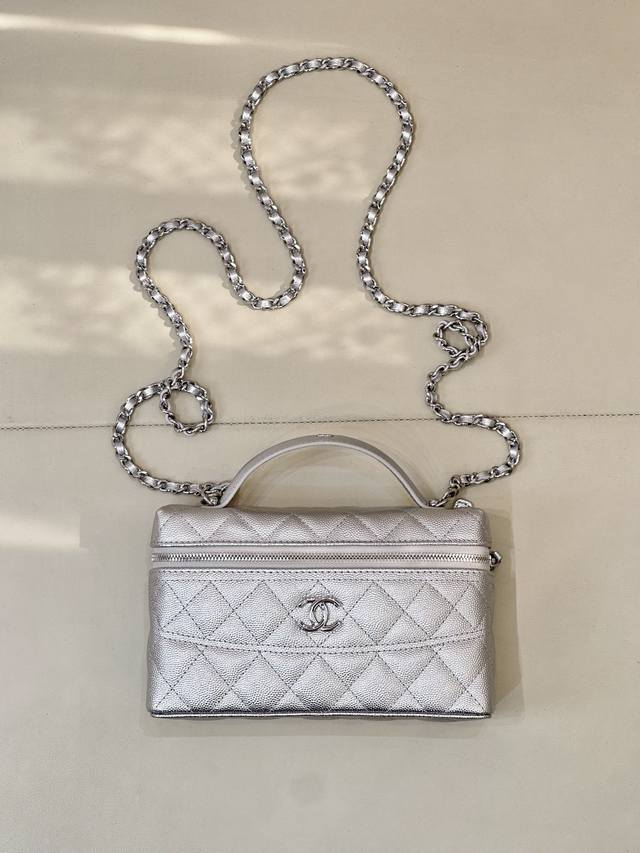 4407 The 25C recently launched, featuring many small bags that are particularly