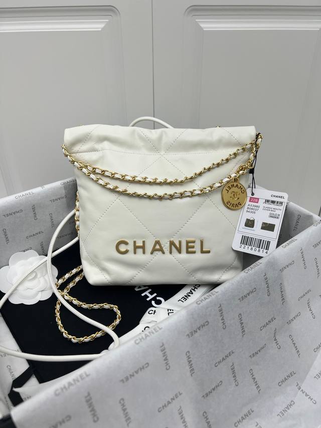 p23 Chanel's Mini 22 bag is absolutely gorgeous! Especially this season's new Mi