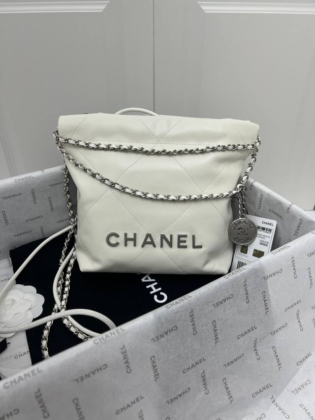 p23 Chanel's Mini 22 bag is absolutely gorgeous! Especially this season's new Mi