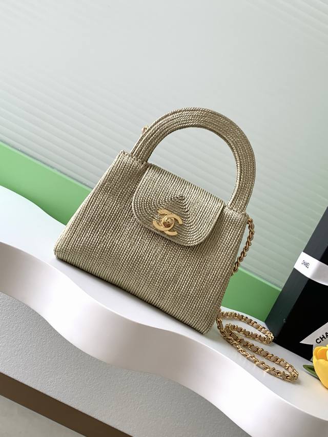 25C Kelly Editor Fashion is cyclical. The highly popular vintage Kelly bag has b