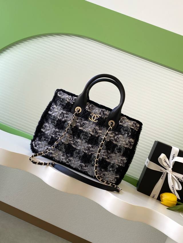 Chanel 25N Tweed Handbag This Chanel 25N tweed handbag is a limited edition from