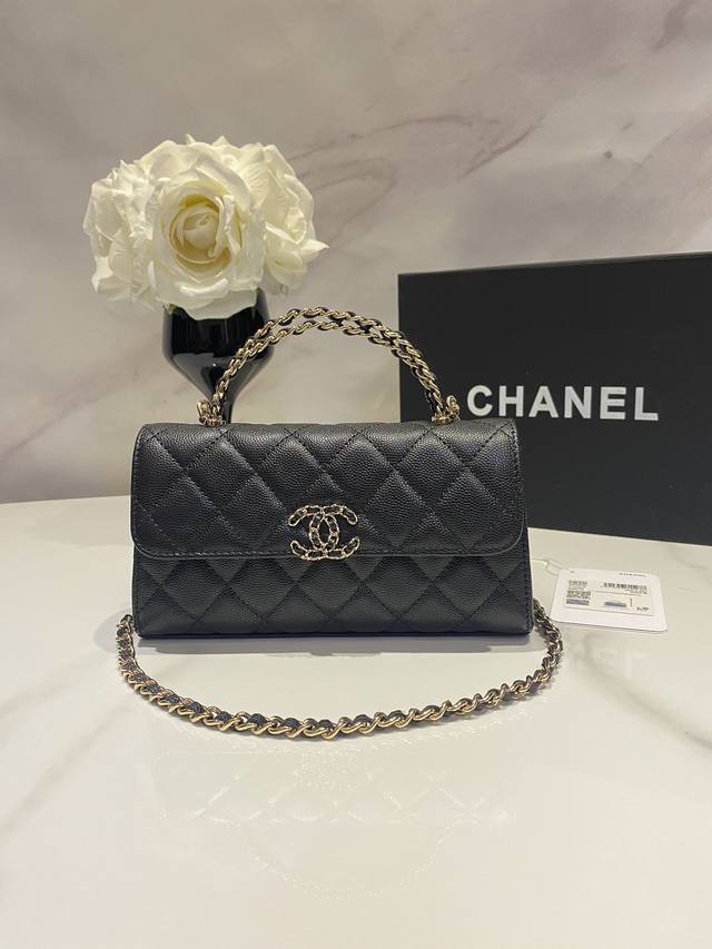 23p This season's hottest Kelly leather handle bag with cross chain, exclusive F