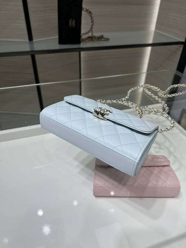 25 S This season's hottest leather handle bag Ap4210Y8730 Size: 18*10*4.5Cm