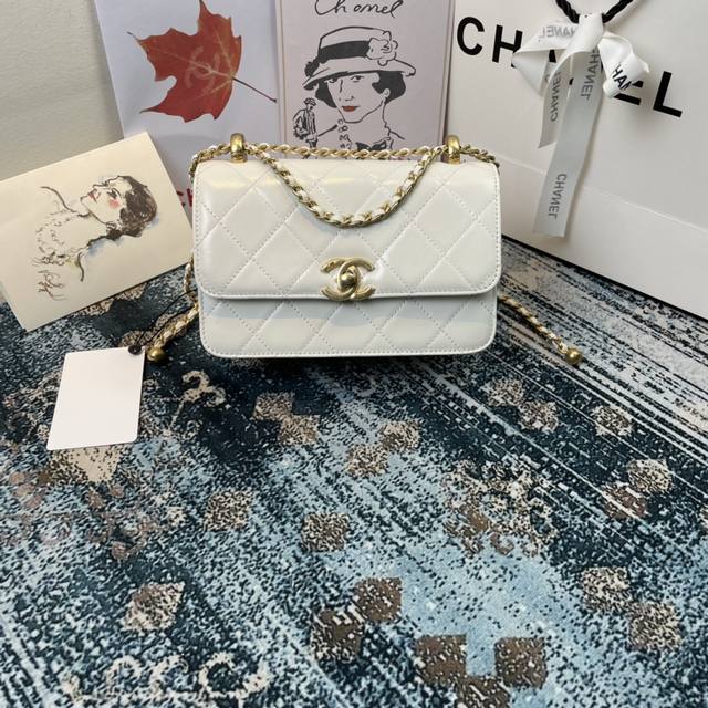 New Arrival! Small Size: White! Chanel New Model: As2615. This is a high-end cra