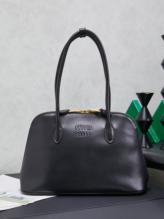 5Ba289 New Shell Bag: This simple design continues Miu's relaxed, old-money Amer