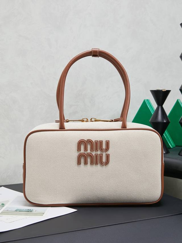 5Bb172: Miu Miu's new size briefcase, made of top-grade imported calfskin, smoot