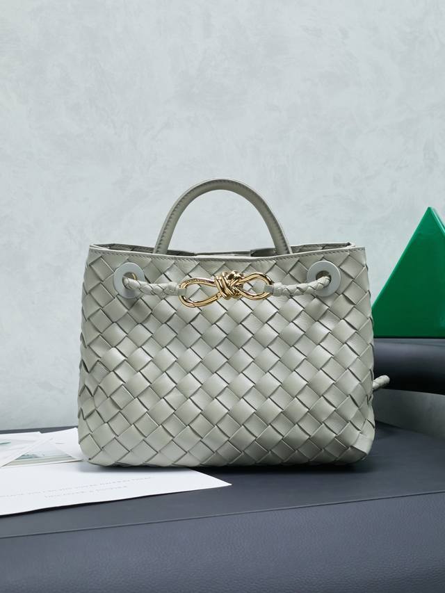 Bottega Veneta's new Spring/Summer small Andiamo chain bag is here! Many of you
