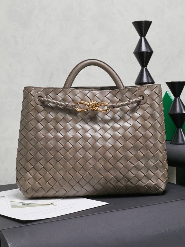 Bv's new Andiamo is out! It's incredibly popular! Bottega Veneta's new Andiamo w