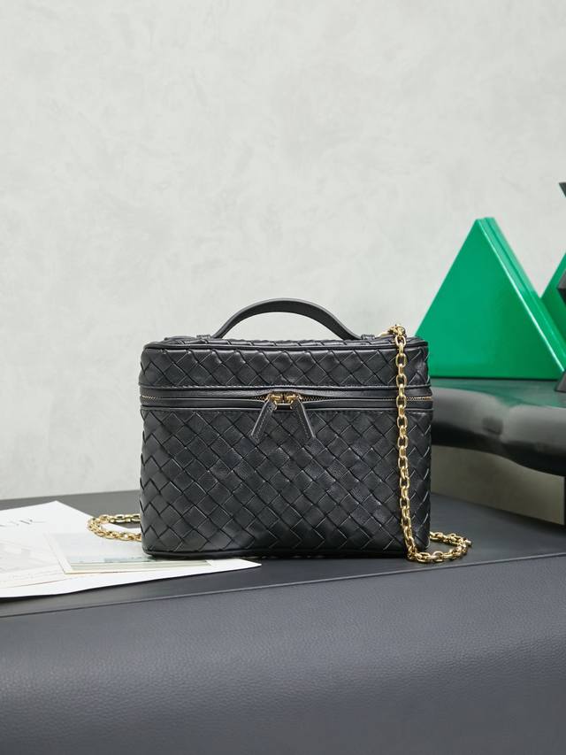 Bottega Veneta 2025 New Women's Small Soft Vanity Makeup Bag. Featuring the cla